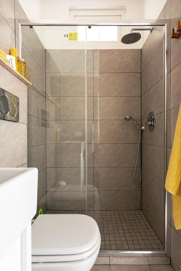 A Yellow Touch - Modern Studio In Isola Milano Luaran gambar