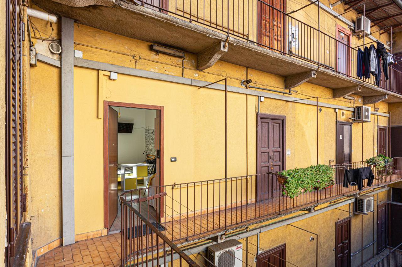 A Yellow Touch - Modern Studio In Isola Milano Luaran gambar